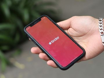 Dona do Tinder é processada por 'viciar e explorar usuários financeiramente'