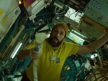 Adam Sandler atua com aranha gigante em novo filme da Netflix; conheça O Astronauta