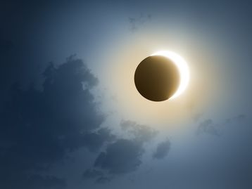 As nuvens desaparecem durante um eclipse solar? Entenda o motivo