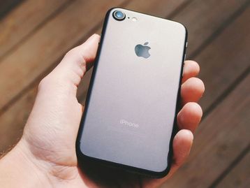 iPhone SE 4 aparece em renderizações vazadas com tela maior, USB-C e sem botão Home