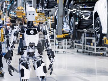 Fábrica da Mercedes-Benz vai testar robôs no lugar de humanos em tarefas