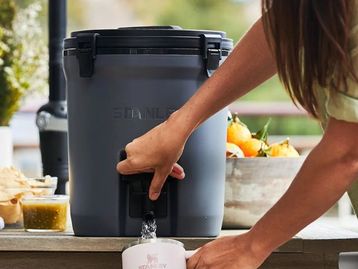 Jug térmica da Stanley tem capacidade de 7,5 litros e mantém a bebida gelada por até 13 horas; conheça