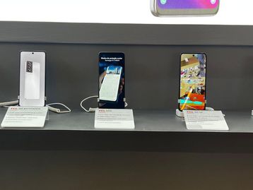 TCL anuncia novos celulares da série 50 e tablet com tela NXTPAPER