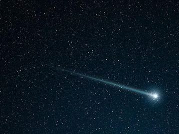 O céu noturno: como identificar cometas e asteroides?