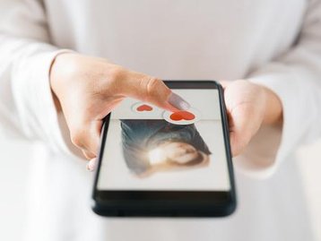Tinder lança recurso que compartilha detalhes de encontros com contatos