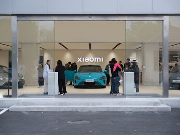 Xiaomi recebe 70 mil pedidos do SU7, primeiro carro elétrico da marca