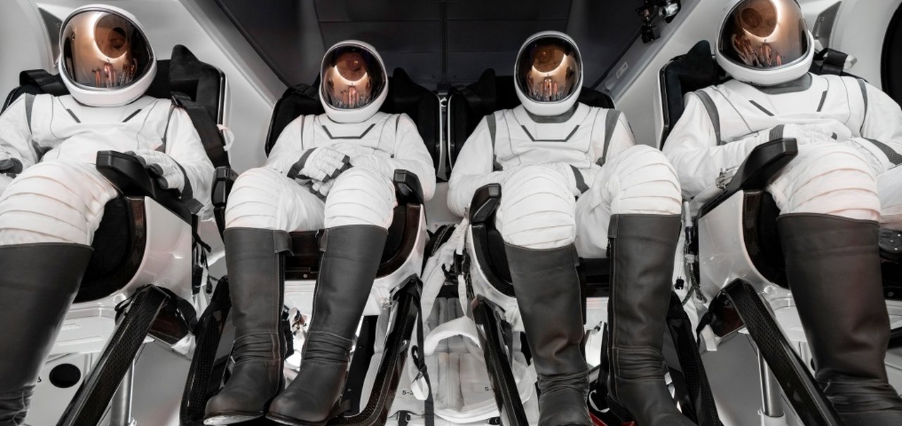 SpaceX apresenta novo traje para a primeira caminhada espacial privada