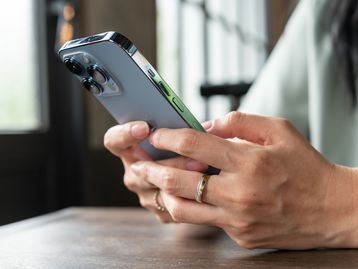 iOS 18 terá recursos de IA, incluindo transcrições e resumos de gravações, aponta rumor