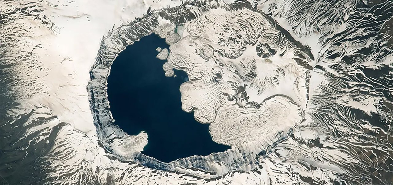 Vulcão Monte Nemru com cratera 'yin-yang' é fotografado do espaço pela ISS