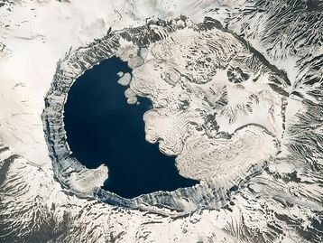 Vulcão Monte Nemru com cratera 'yin-yang' é fotografado do espaço pela ISS