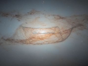 Vestígios de poeira cósmica e outras belíssimas imagens da NASA em maio