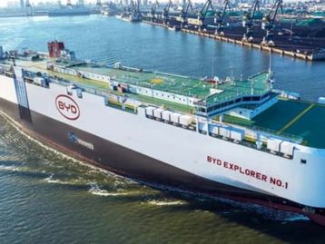 Brasil recebe navio próprio da BYD com capacidade de levar 7 mil carros