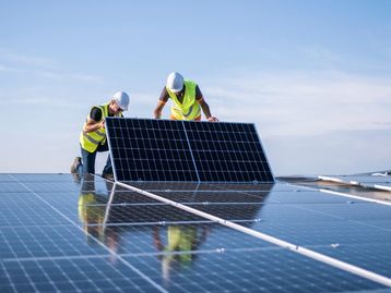 Parques solares com painéis montados no solo podem reduzir custos em até 20%