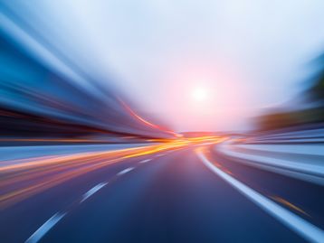 Enganando os sentidos: por que sentimos aceleração, mas não a velocidade?