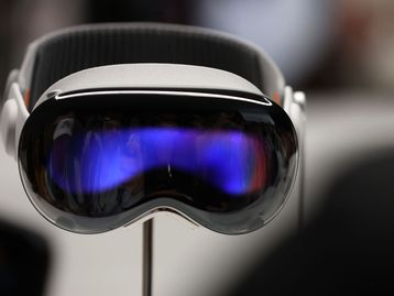 Apple suspende desenvolvimento Vision Pro 2 para focar em headset mais barato, diz rumor