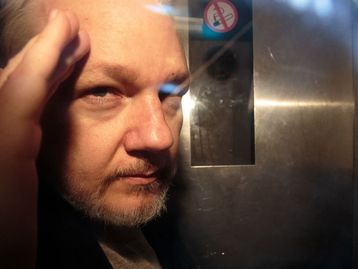 Julian Assange, fundador do WikiLeaks, é solto após acordo com os EUA