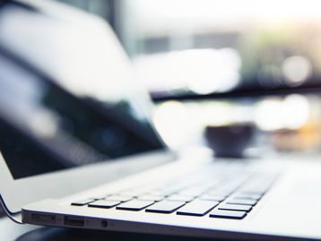 Nova patente da Microsoft borra parte da tela para evitar bisbilhoteiros