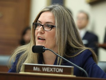 Deputada americana que perdeu a voz usa IA para fazer discurso; veja