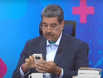 Maduro deleta WhatsApp ao vivo e faz campanha contra o app na Venezuela