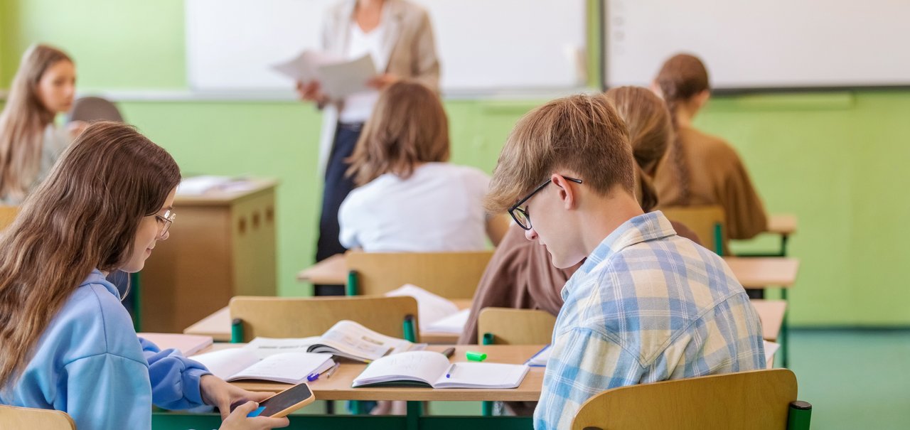 Governo vai apresentar projeto para proibir celulares em sala de aula