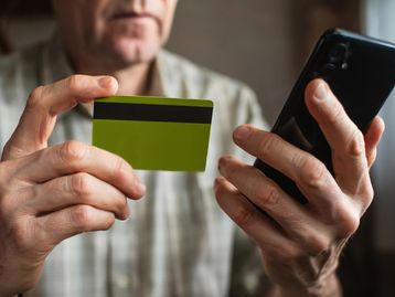 Quase 25% dos brasileiros perderam dinheiro em golpes nos últimos 12 meses