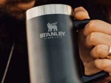 Caneca Stanley por R$99: veja cores disponíveis na promoção de Oktoberfest 