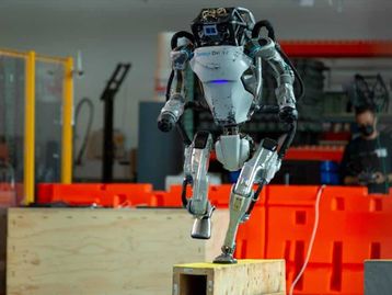 Boston Dynamics e Toyota fecham acordo para adicionar IA ao robô Atlas