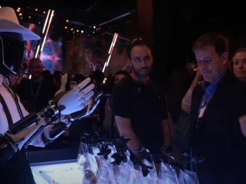 Robôs Optimus foram controlados parcialmente por humanos em evento da Tesla