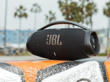 JBL destaca a importância da fabricação de produtos no Brasil; pirataria ainda é um desafio