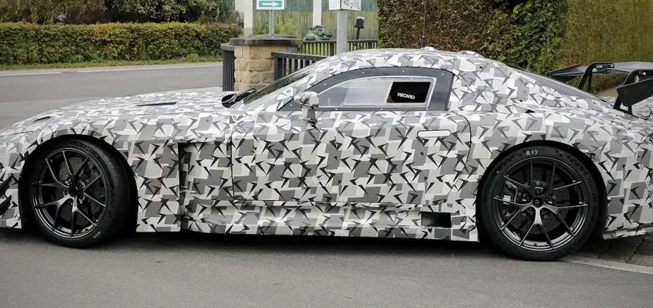 Novo supercarro da Lexus começa a aparecer camuflado em testes de rua