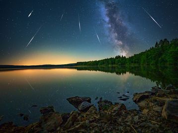 Céu de novembro terá a última Superlua do ano e duas chuvas de meteoros