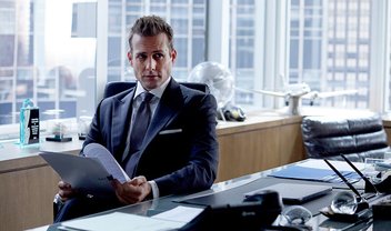 Suits: Harvey tenta consertar situação em trailer e fotos do episódio 6x13