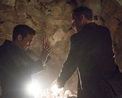 Vampire Diaries: Damon e Alaric ficam cara a cara com Kai em cena do episódio 8x13