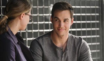 Supergirl: encontro familiar e Mon-El desconfiado no trailer do episódio 2x14