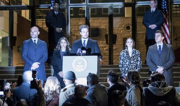 Arrow: Oliver lida com uma crise política em cenas do episódio 5x15