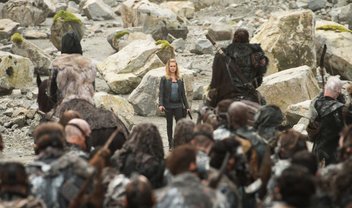 The 100: Clarke e Roan atravessam território hostil no trailer do episódio 4x06