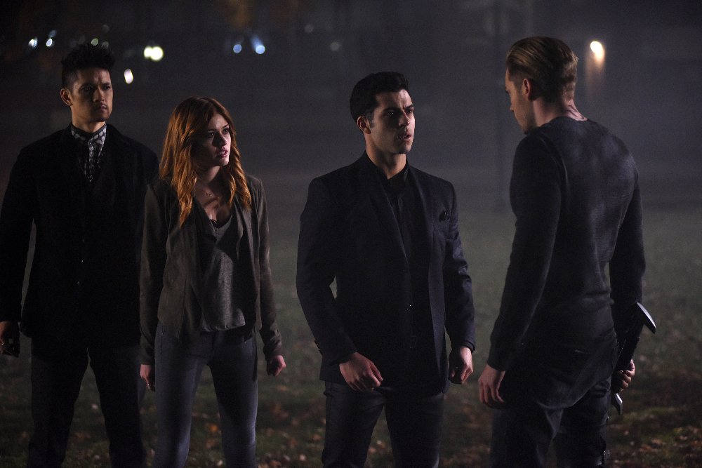 Imagem de Shadowhunters: cenas de ação e suspense do episódio 2x10, midseason finale