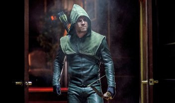 Arrow: fotos do episódio 5x17 trazem mais do passado de Oliver na Rússia