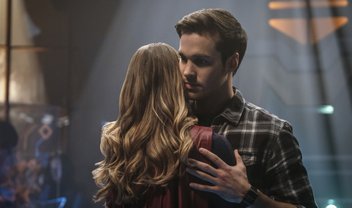 Supergirl e Mon-El se teletransportam para nave em cena do episódio 2x16