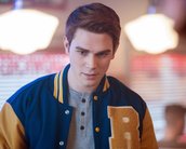 Riverdale: Archie opta em ajudar o pai na construção em cena do 8º episódio