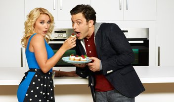 Young & Hungry: liga gay de softball em cenas do episódio 5x05