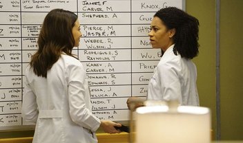 Grey’s Anatomy: tumor inoperável provoca conflitos nas fotos do episódio 13x22