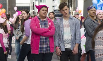 Modern Family: Luke e Manny apoiam igualdade de gênero nas fotos do episódio 8x20