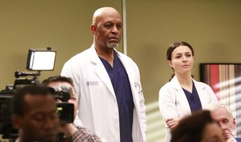 Grey’s Anatomy: coletiva de imprensa em cena do episódio 13x21