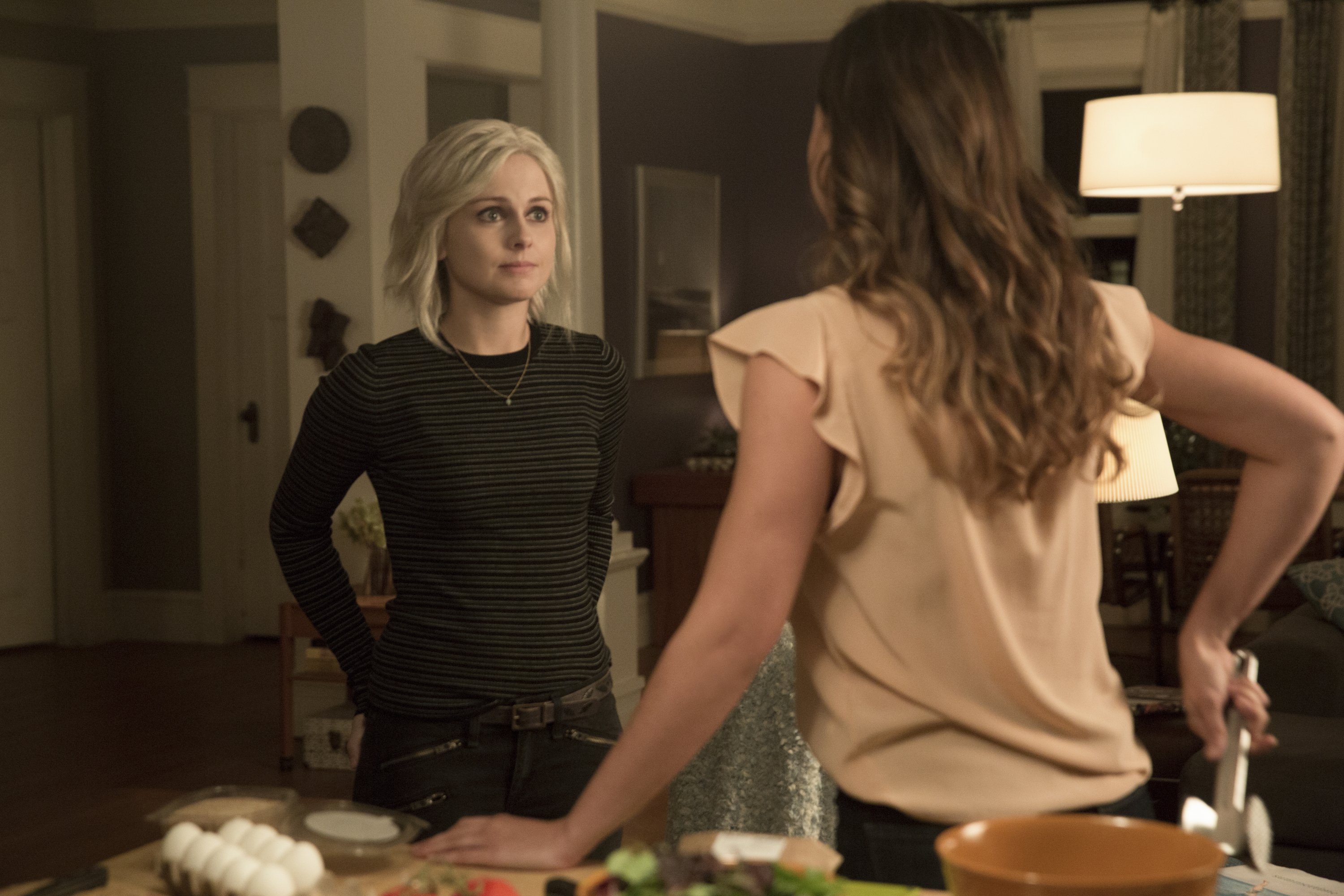 Imagem de iZombie: Liv fofoca sobre companhia com coquetéis em cena do episódio 3x04