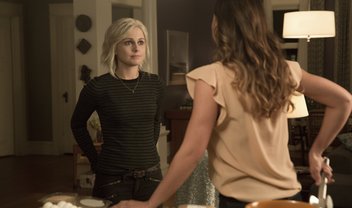 iZombie: Liv fofoca sobre companhia com coquetéis em cena do episódio 3x04