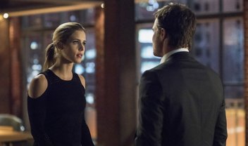 Arrow: Oliver investiga ataque em elevador em cena do episódio 5x19