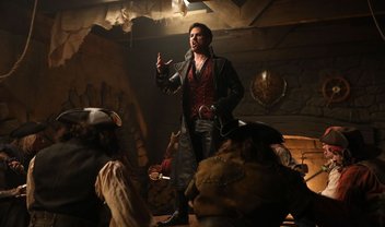 Once Upon a Time: Hook canta nas fotos do episódio 6x20, com casamento musical