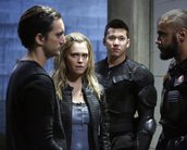 The 100: Clarke lida com as consequências de sua decisão nas fotos do episódio 4x11