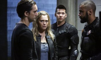 The 100: Clarke lida com as consequências de sua decisão nas fotos do episódio 4x11